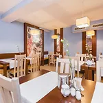 Otel Domus Mater 3*